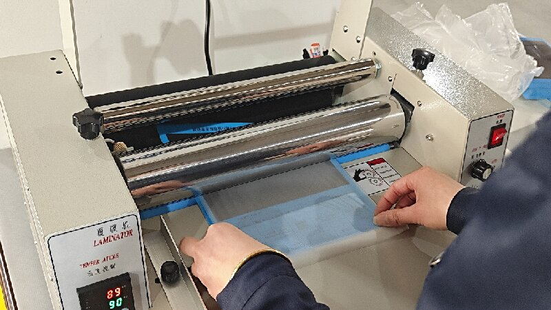 На плівку для термічного ламінування впливають три фактори: температура, швидкість і тиск.